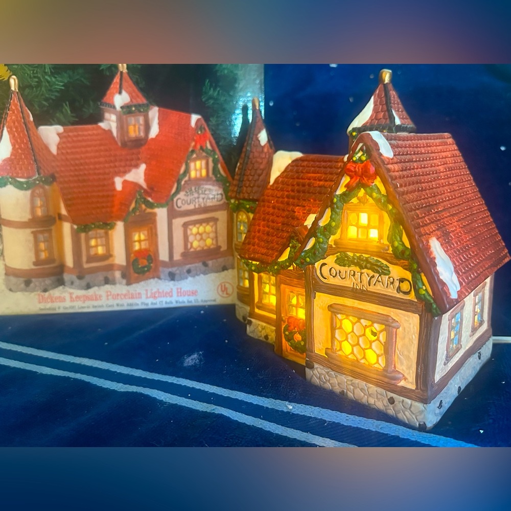 Dickens Keepsake Christmas Village Courtyard Inn Porcelain Lighted House 1995